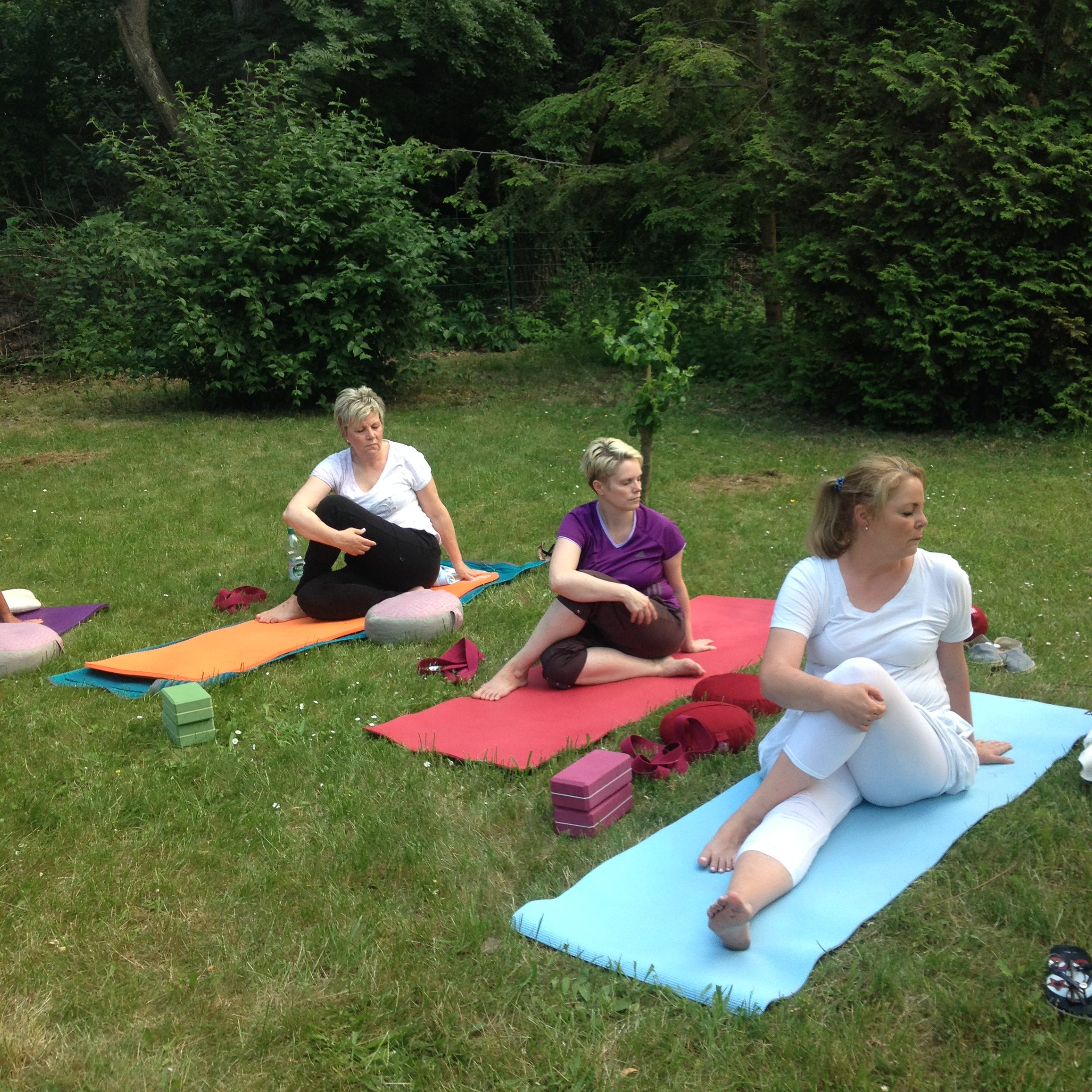 Yogateilnehmer in der Asana.